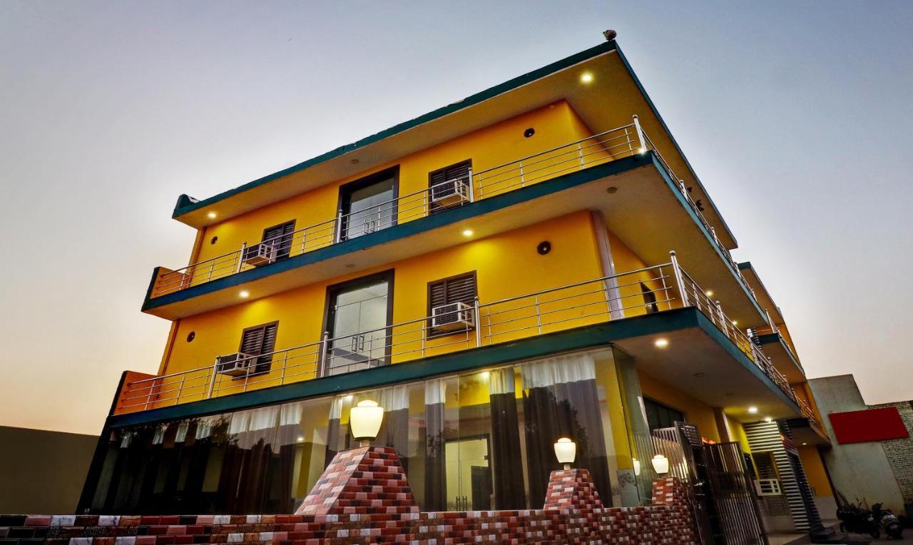 Hotel Pragati Palace 마투라 외부 사진