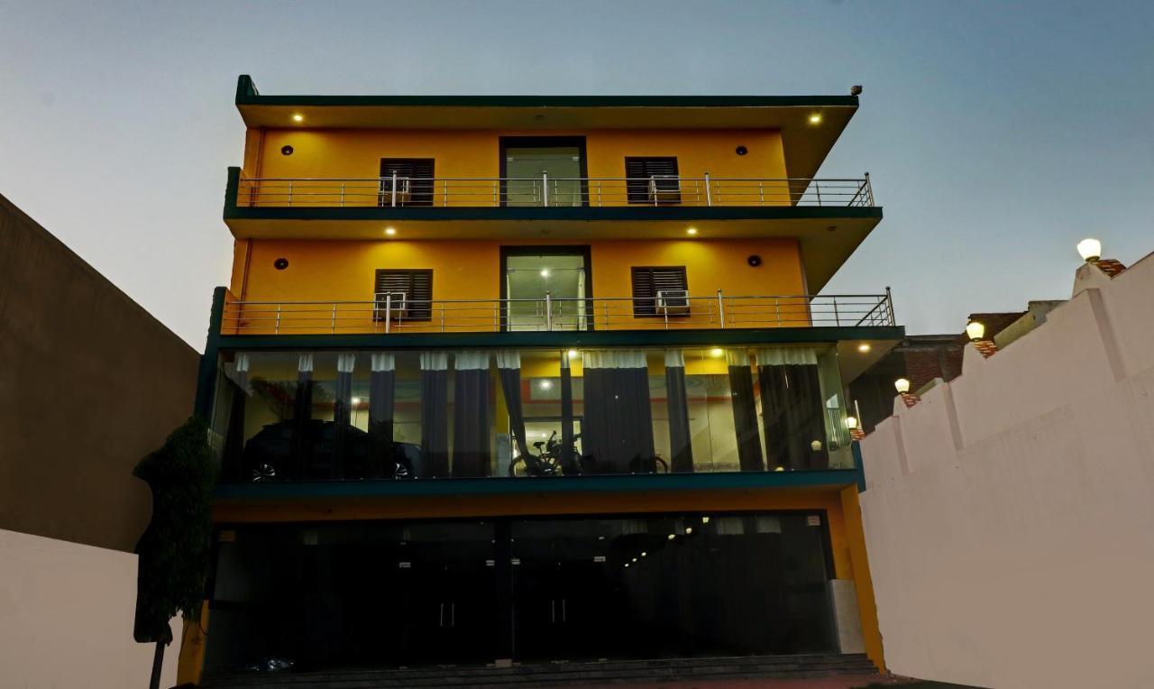 Hotel Pragati Palace 마투라 외부 사진