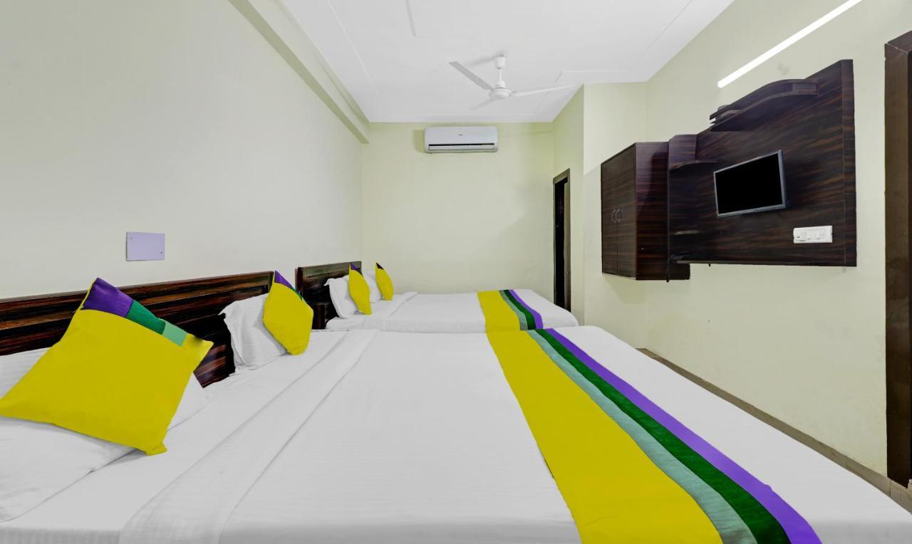 Hotel Pragati Palace 마투라 외부 사진